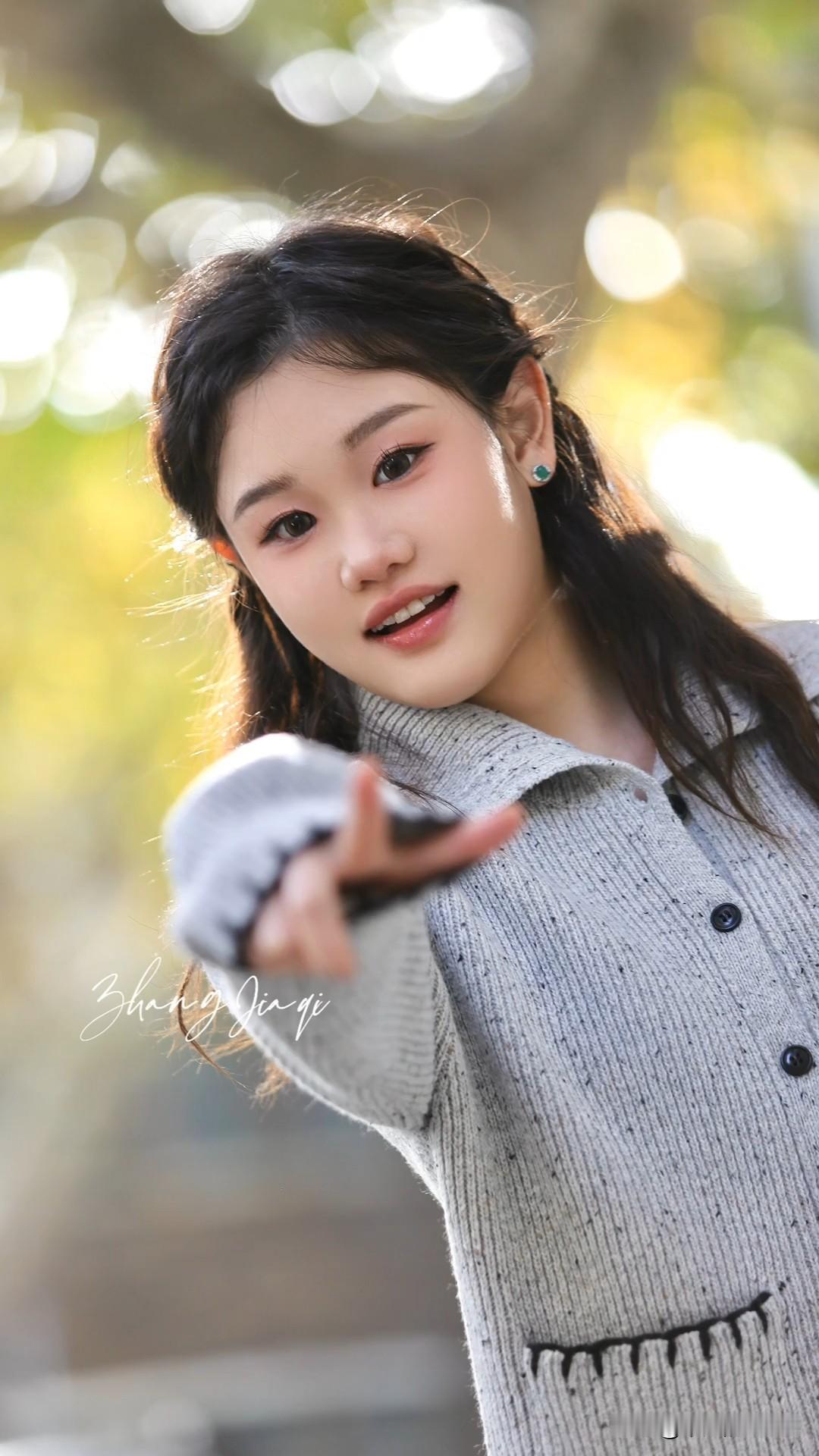 12月2日，张家齐更新vlog，并配文说道：“秋天真是出片的好季节。”张家齐