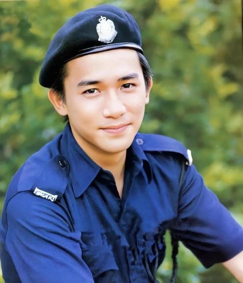 主持人曾问过梁朝伟：“周星驰是你从小玩到大的朋友，怎么从没请你去拍过电影呢?难道