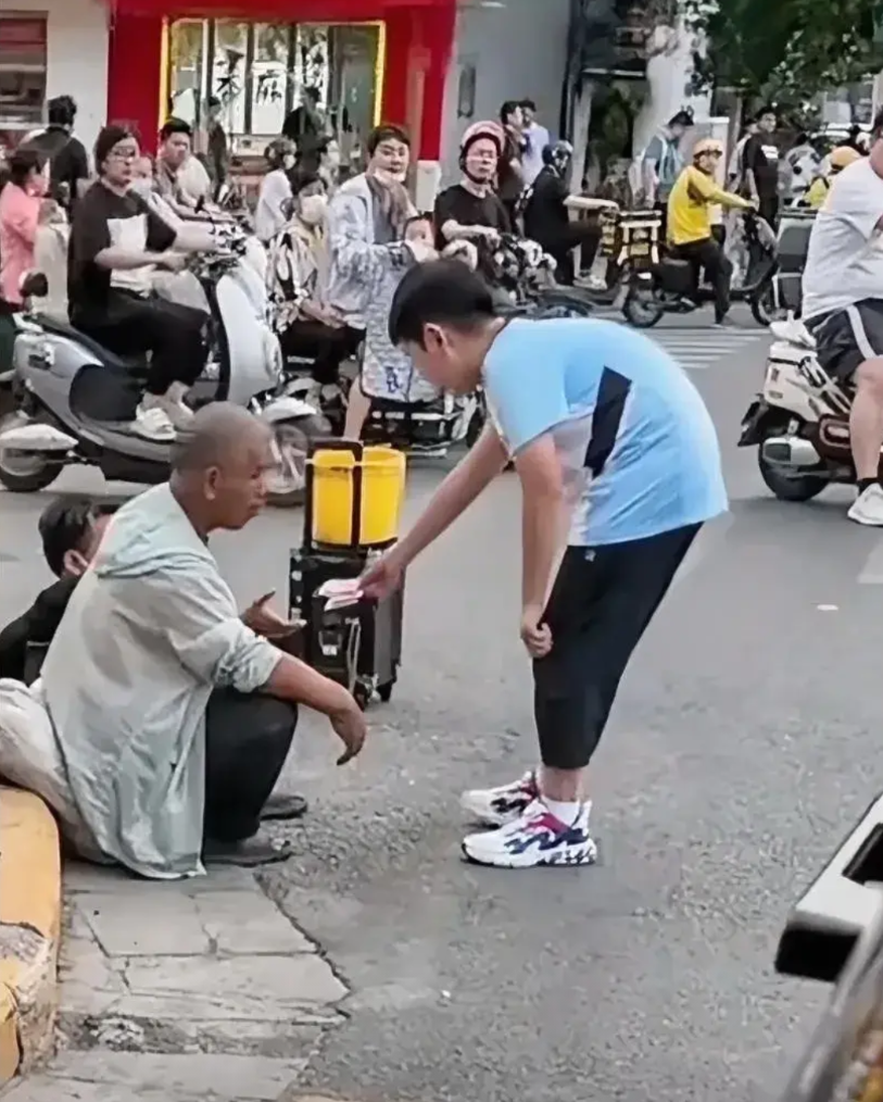 儿子在车上突然向爸爸借200块，爸爸拿了200现金递给了儿子，可接下来看到的一