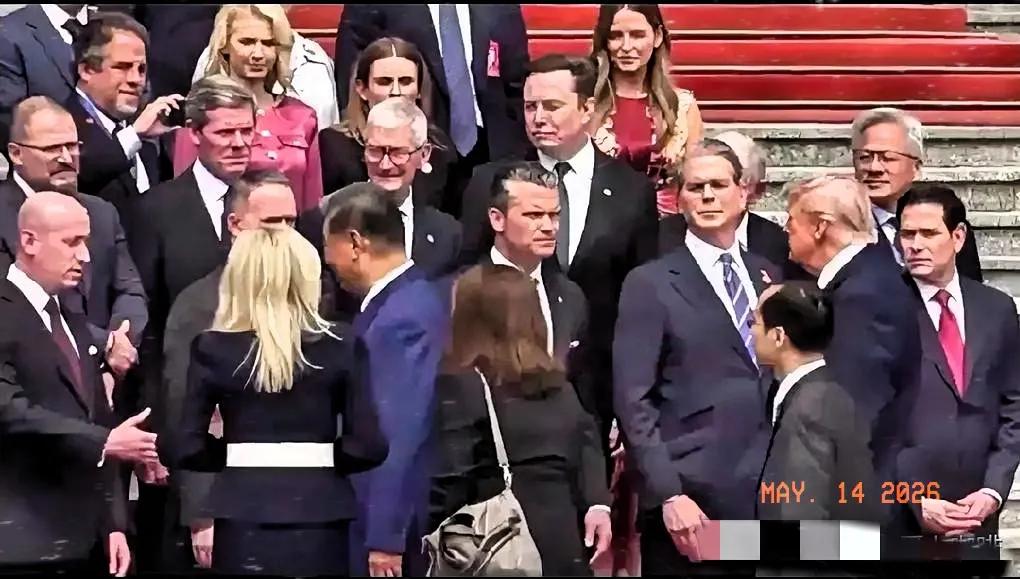 刚才刷到卢比奥那段视频，真的被那个瞬间给逗乐了。刚握完手寒暄结束，这人简直像
