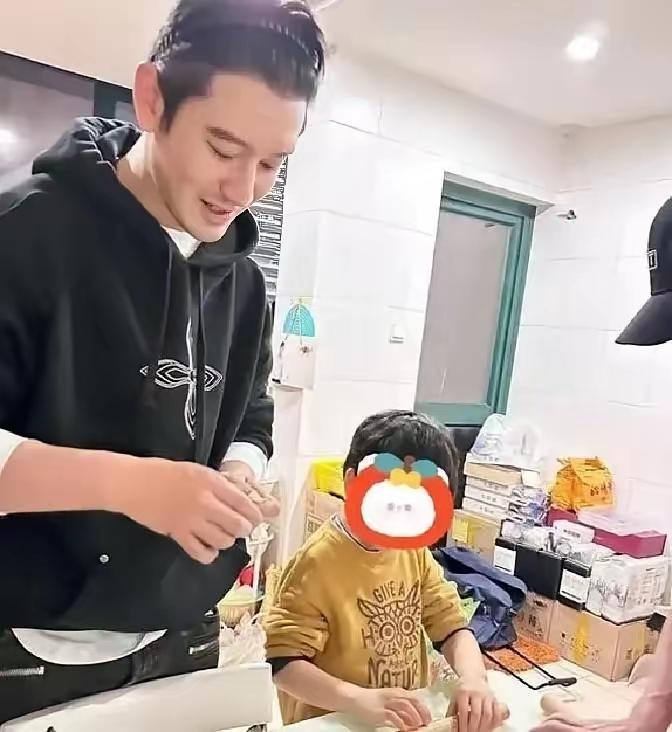 离婚三年的黄晓明和杨颖，在厨房的烟火气里同框了。超市里挑馅料的默契，案板上擀皮调