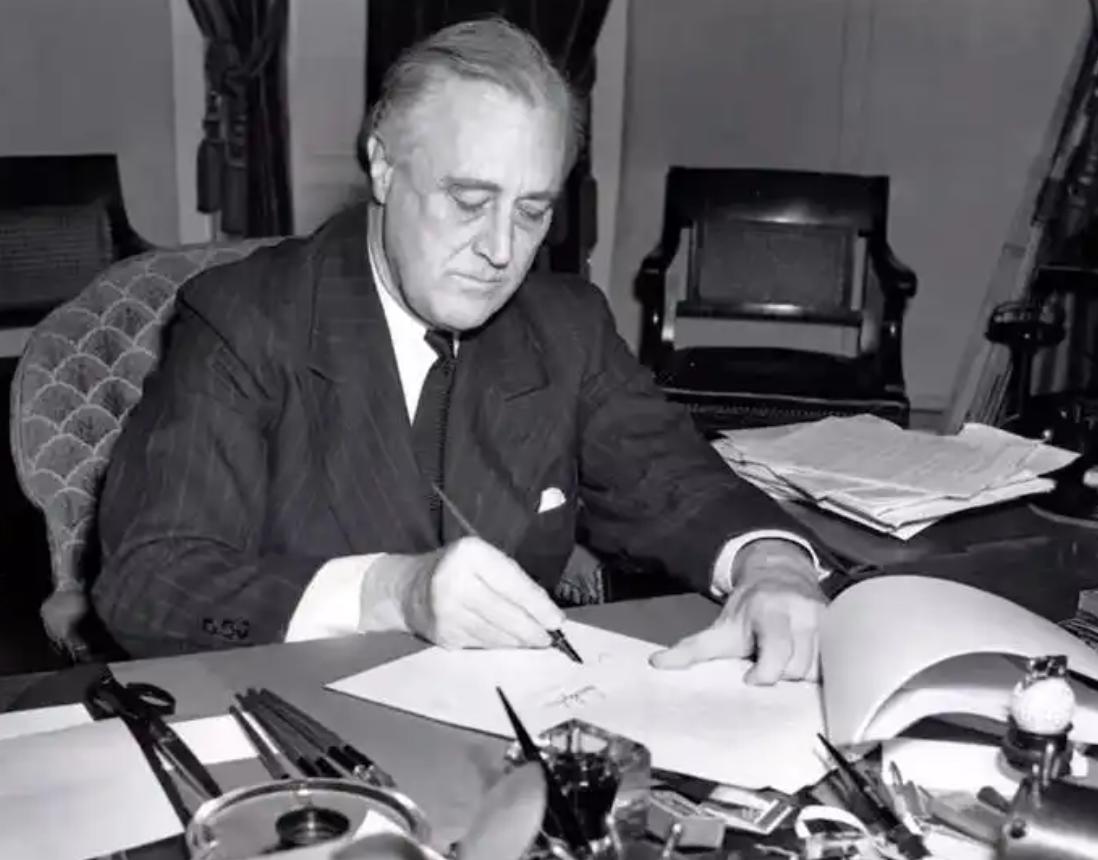 特朗普将比肩罗斯福。外网传闻，特朗普中风就医。甚至有言论称，已经危及到生命了