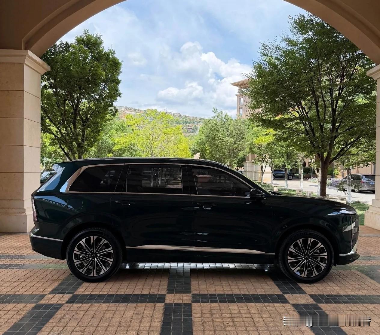 打算买SUV的，听我一句劝，据说现在买车攻略是：50万SUV——买极氪9X