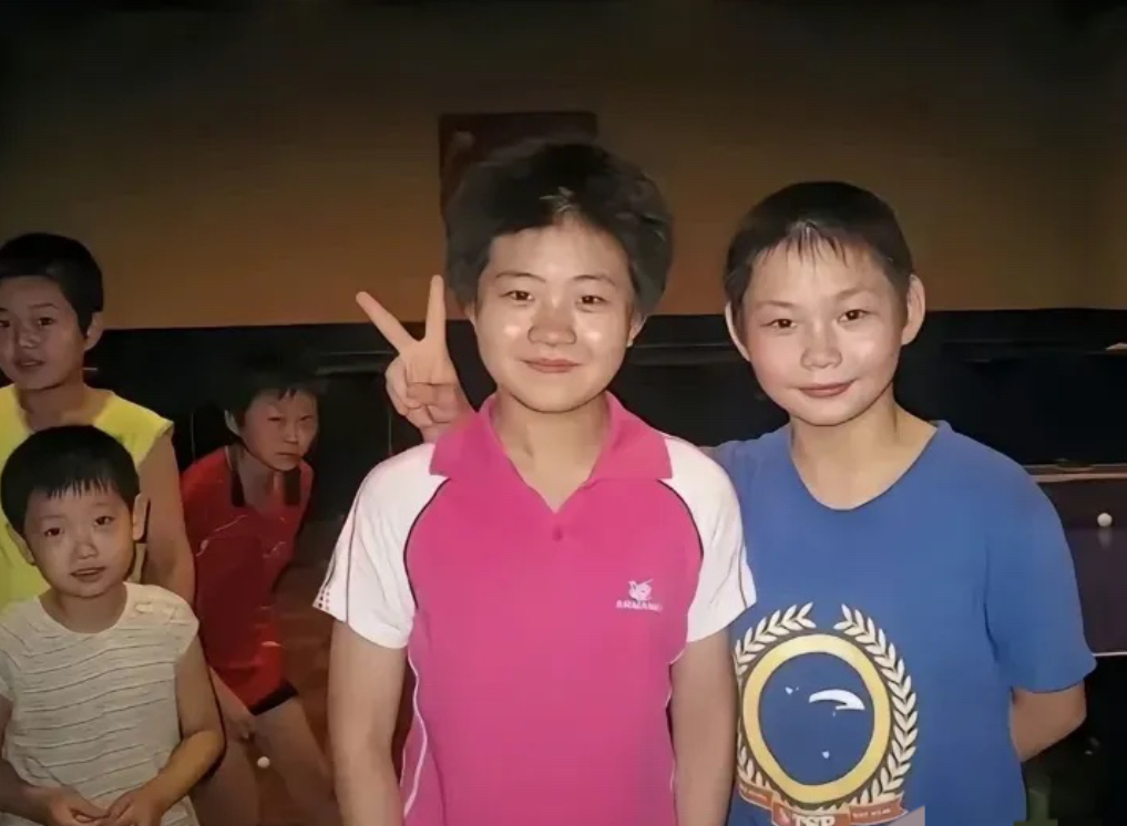 那时候的孙颖莎还非常小，就在后面。