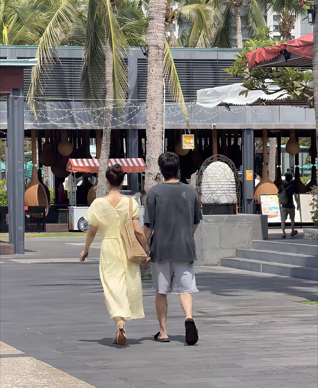 海南偶遇高圆圆夫妻赵又廷穿的像流浪汉