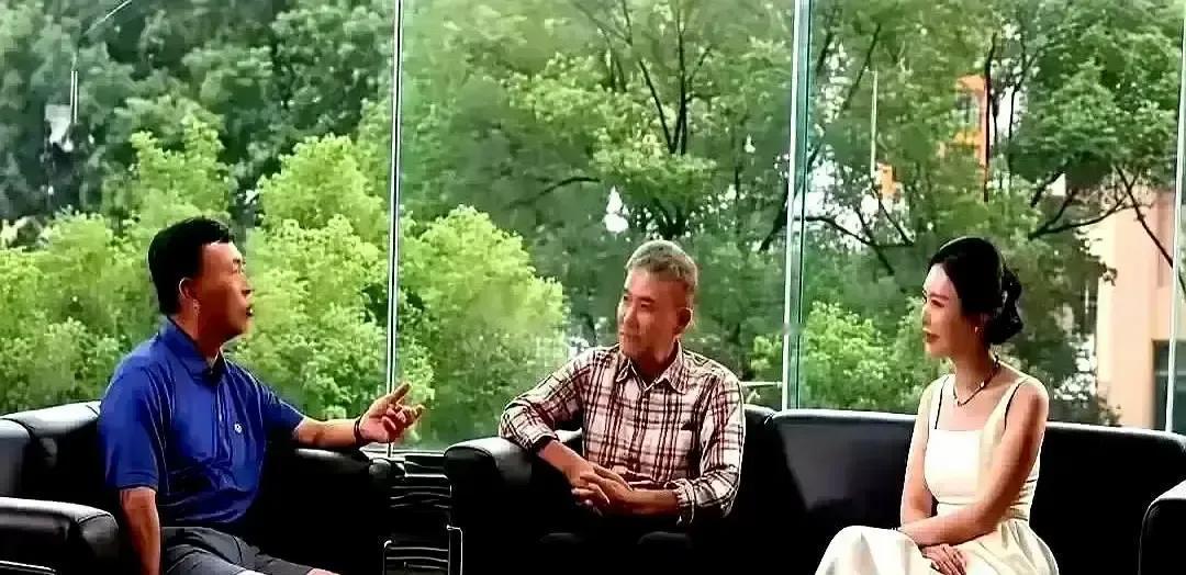 段永平录节目直接扔麦走人。网传主持人提前拿到挑事清单，专往“二代接班”“原罪”