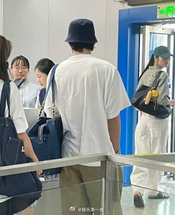 偶遇井柏然刘雯飞长沙网友偶遇井柏然刘雯飞长沙！稳稳的幸福~​​​