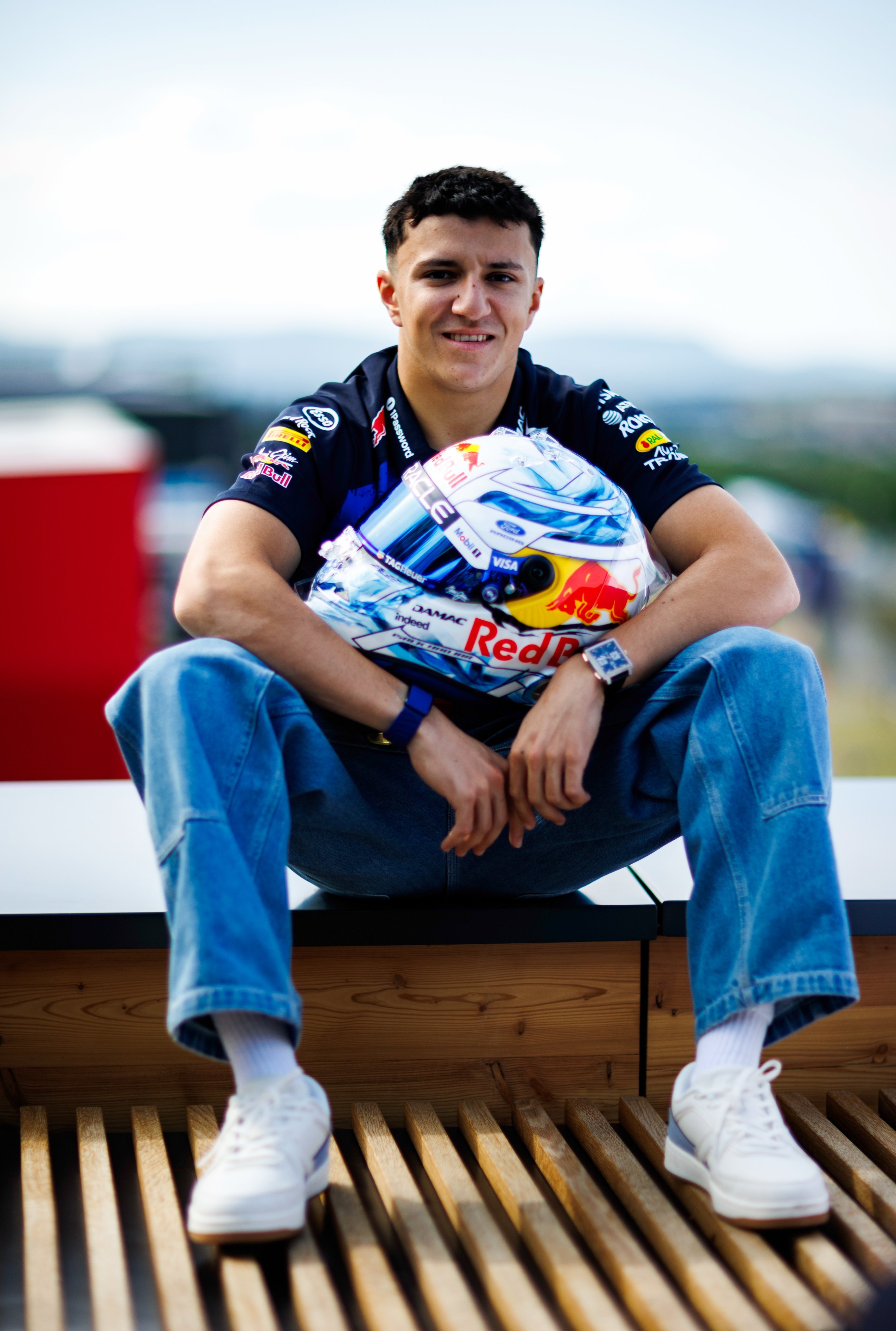 F1外媒报道红牛计划为伊萨克·哈贾尔提供一份续约合同，以奖励他在20