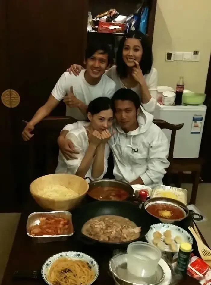 不得不说，王菲看到这旧照，估计也会伤心吃醋吧！[捂脸哭]​​​