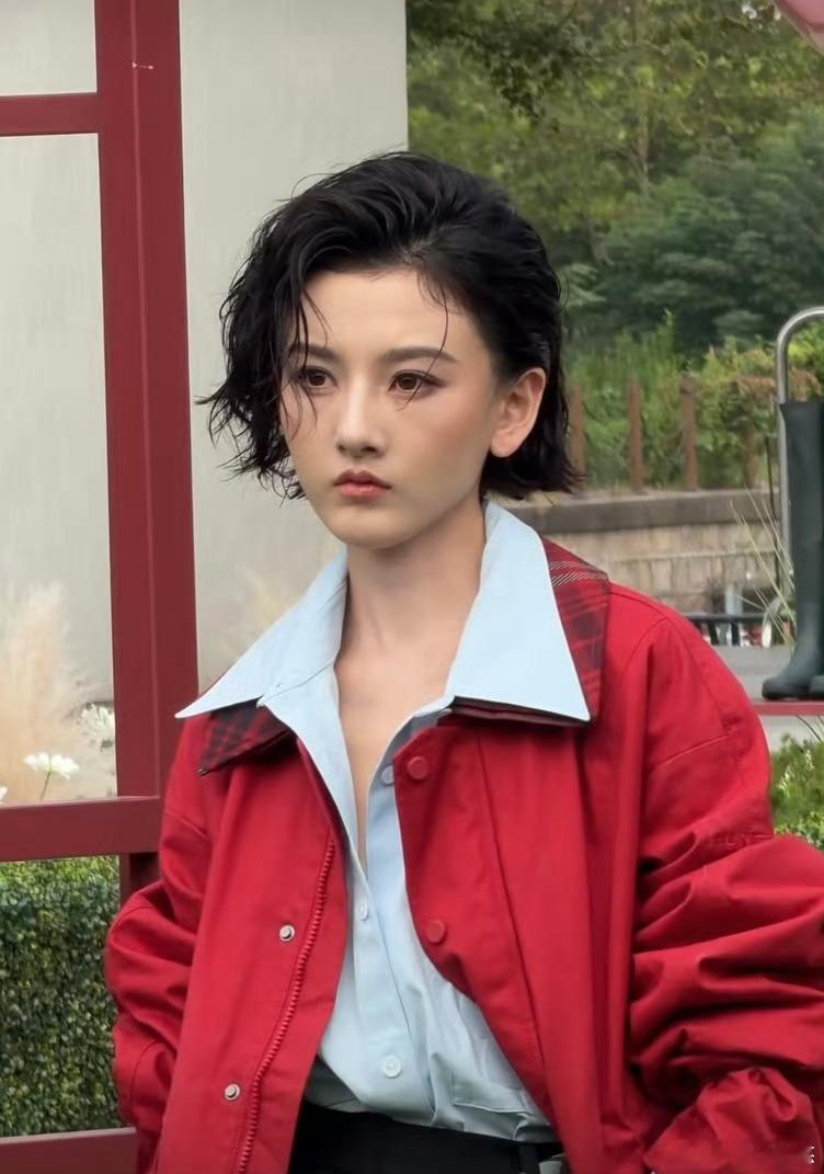 宋祖儿湿发好飒宋祖儿今天完全是老公随便一拍都是大片既视感，祖鹅湿发状态真的太能