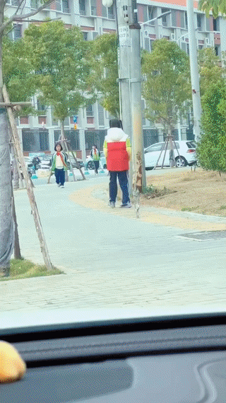 这个黑人小女孩来自苏丹。由于她的爸爸来中国工作。所以就把她和妹妹一起接到中国