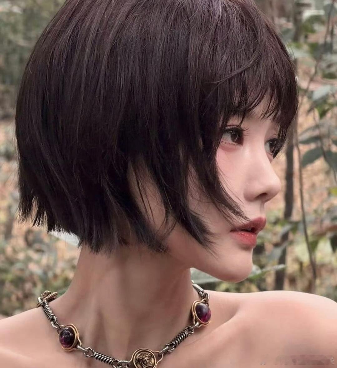 短发的李一桐好酷，看的我嘴角上扬，果然颜值权威到一定程度，各种发型都🉑