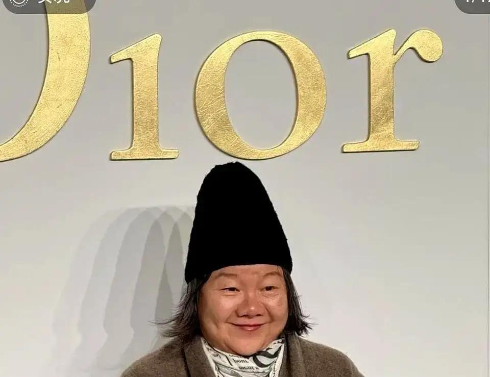 不要问陈凯歌和洪晃会不会打招呼。问，就是他们早已不在同一张资源牌桌上。