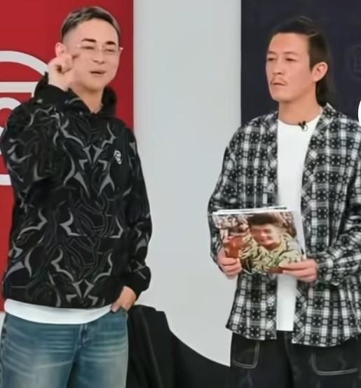 直播里有人当面说陈冠希不帅，李晨接了一句话，现场气氛直接变了。李晨说得很直接：他只是没有以前帅，但不