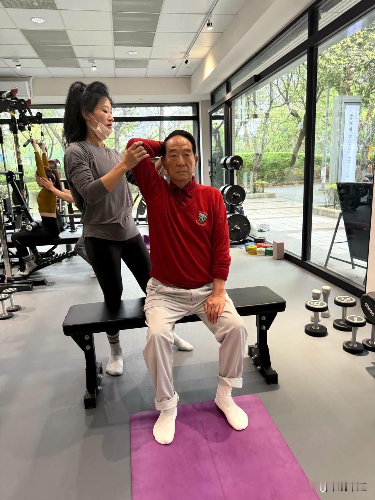 亲民党主席宋楚瑜今（2日）前往健身房，在美女瑜伽老师的辅助下进行柔韧性拉伸训练。