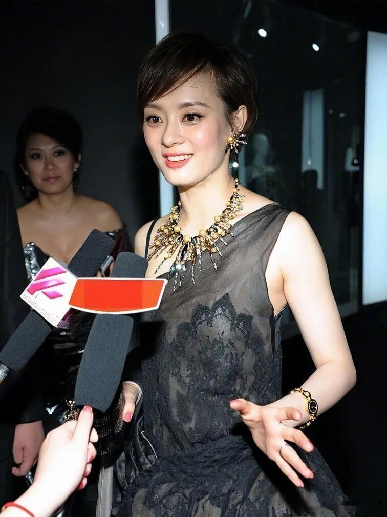 一直觉得早期的孙俪是浓颜大美女，立体的五官，小小的脸