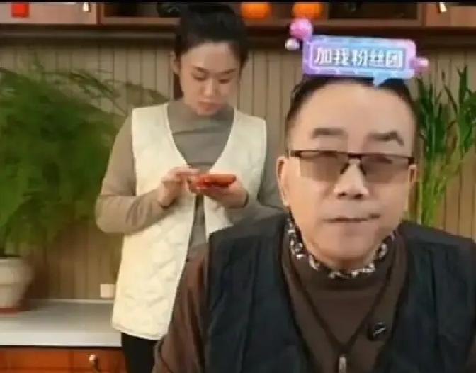 73次痛骂郭德纲？杨议深夜直播，终于撕开了相声圈一块遮羞布。他亮出手机屏保，