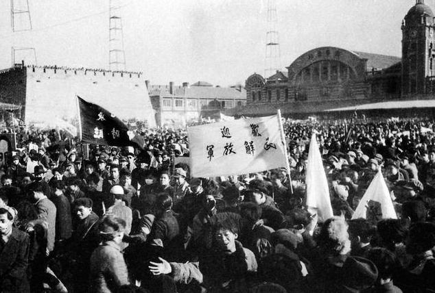 1949年1月21日上午，傅作义召集所有高级将领召开会议，宣布和平解放北平。不过