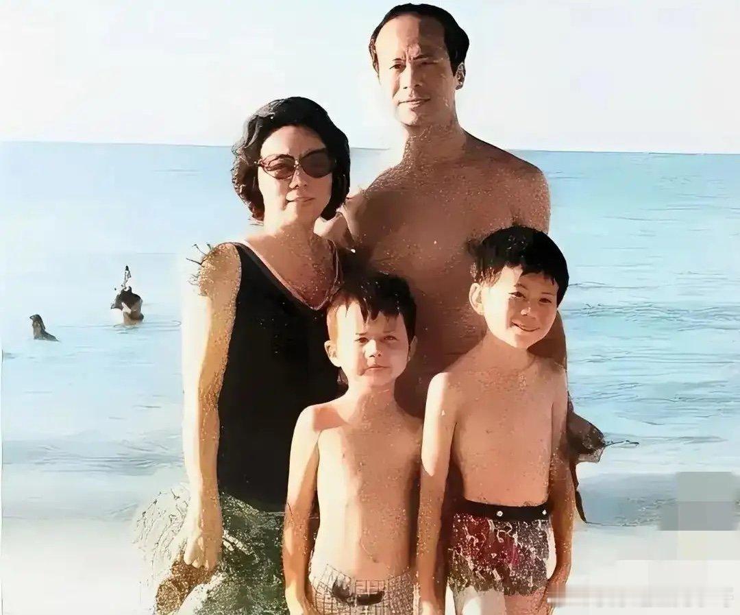 年轻时的李嘉诚携妻子庄月明以及两个儿子在海边游玩时的一张留影。。​​​