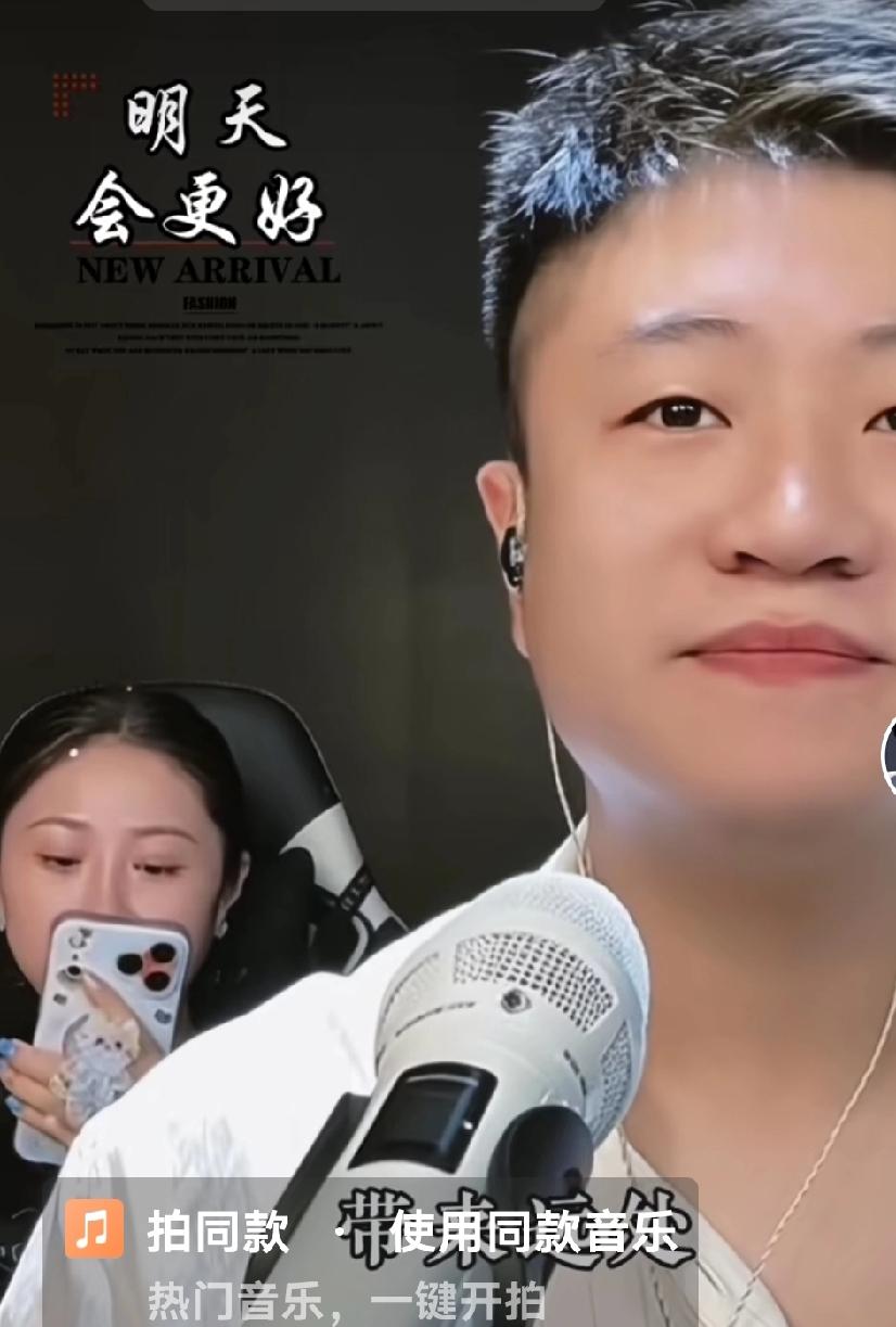 都是王小利的儿子为什么大家喜欢王亮多一点。因为这个孩子从小父，母离婚。他跟着奶奶