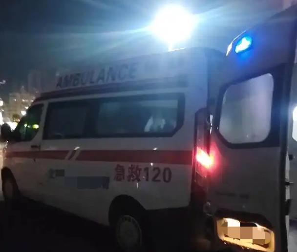 广东东莞，61岁大爷深夜撞见儿媳与男同事幽会，上前拽住对方不让走。拉扯中两人摔倒