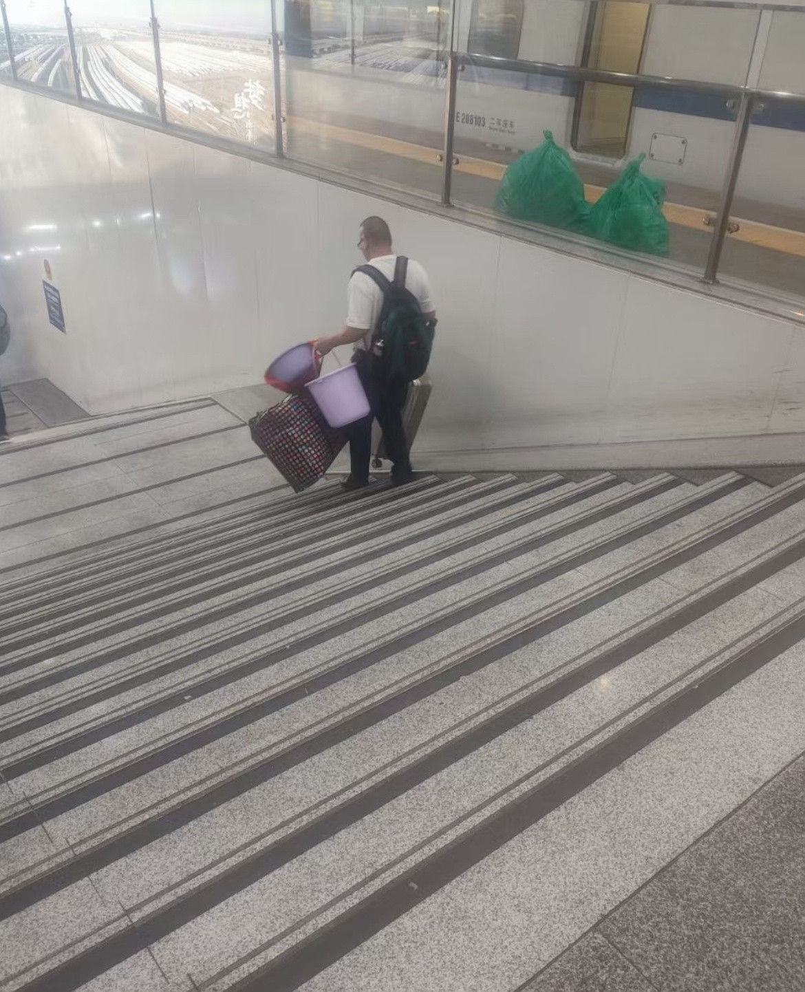 昨天晚上11点在高铁上听到这位中年兄弟对话，怎不让人破防啊！他和对方通话时说：“
