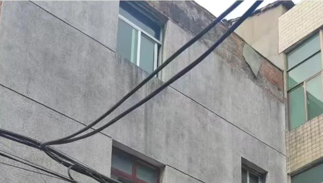 江西南昌，男子一家回家祭祖，可回到家门前，却发现房子成了废墟，里面所有的床单被套