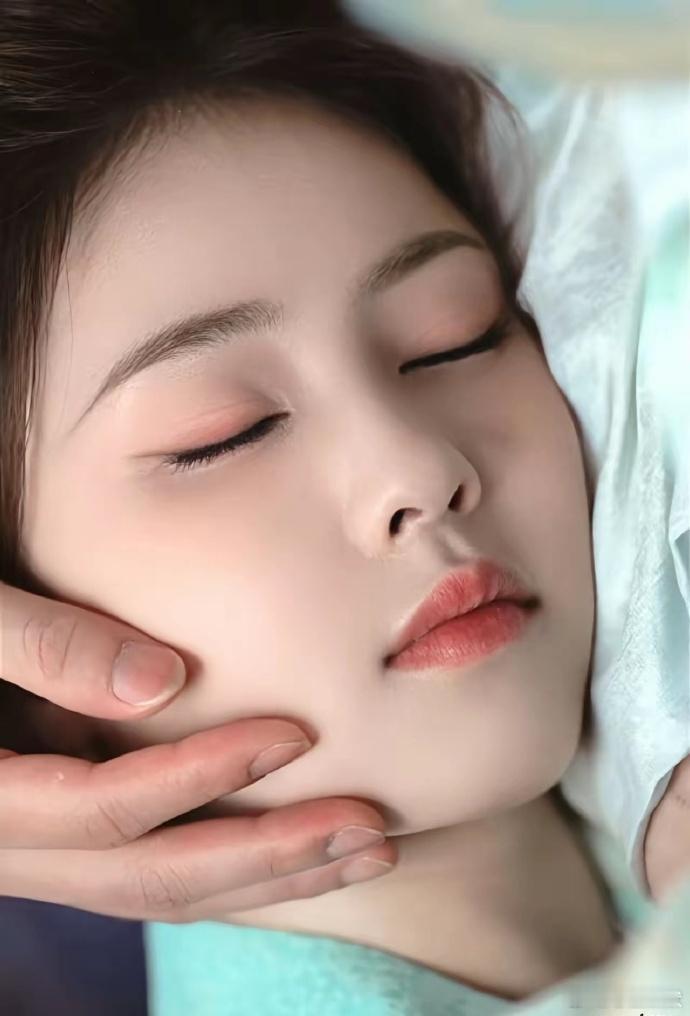 白鹿不愧牛奶皮肤白梦妍，皮肤白到发光。