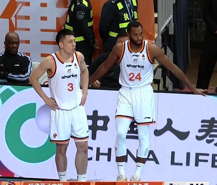 30分大胜！上海男篮主帅卢伟盛赞这名球员打出了应有的水平。上海男篮轻取福建，三