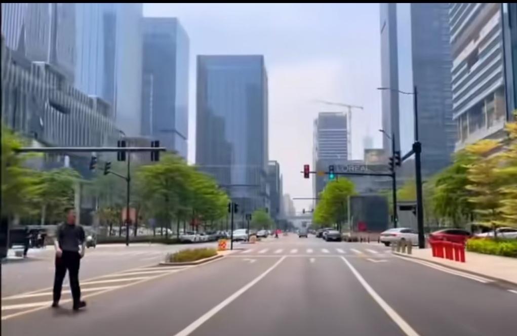 广州，世界城市的天花板广州这座城市包容性极强，天南海北，三教九流，都能在广州生