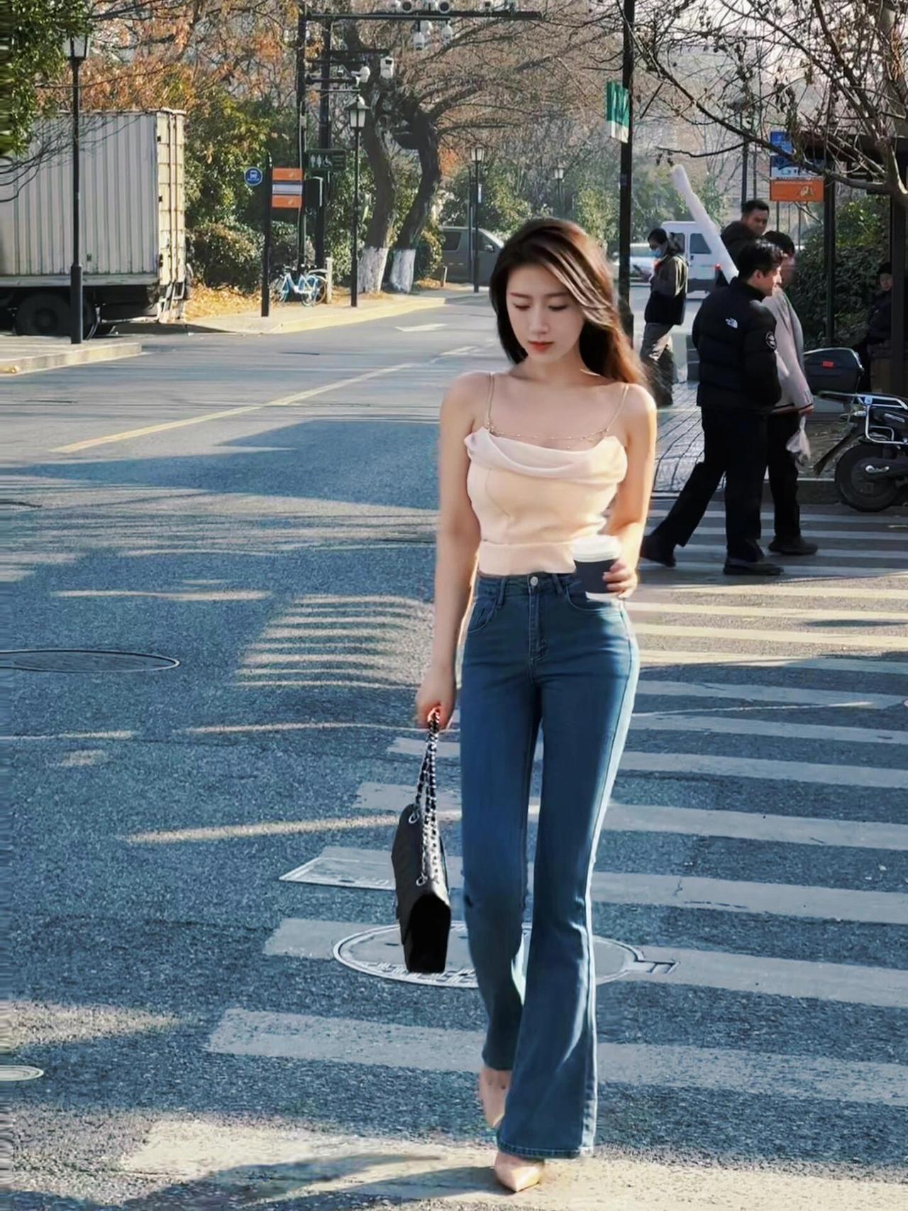 元气少女，微笑迎接美好一天！🌞😊