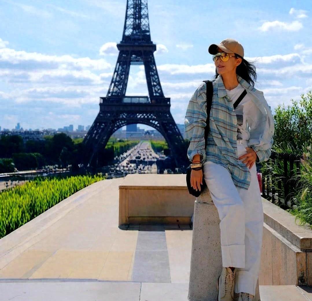 苗圃老公67岁穿粉色卫衣逛巴黎，肌肉线条比小伙还扎眼，照片一爆全网傻眼。这老头