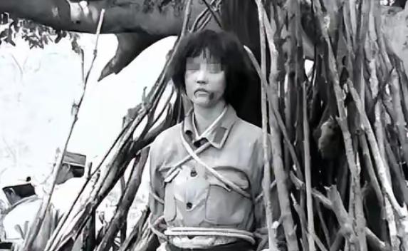 1951年，甘肃剿匪部队抓住一个女匪首，竟是失踪15年的红军排长。押进团部时，她