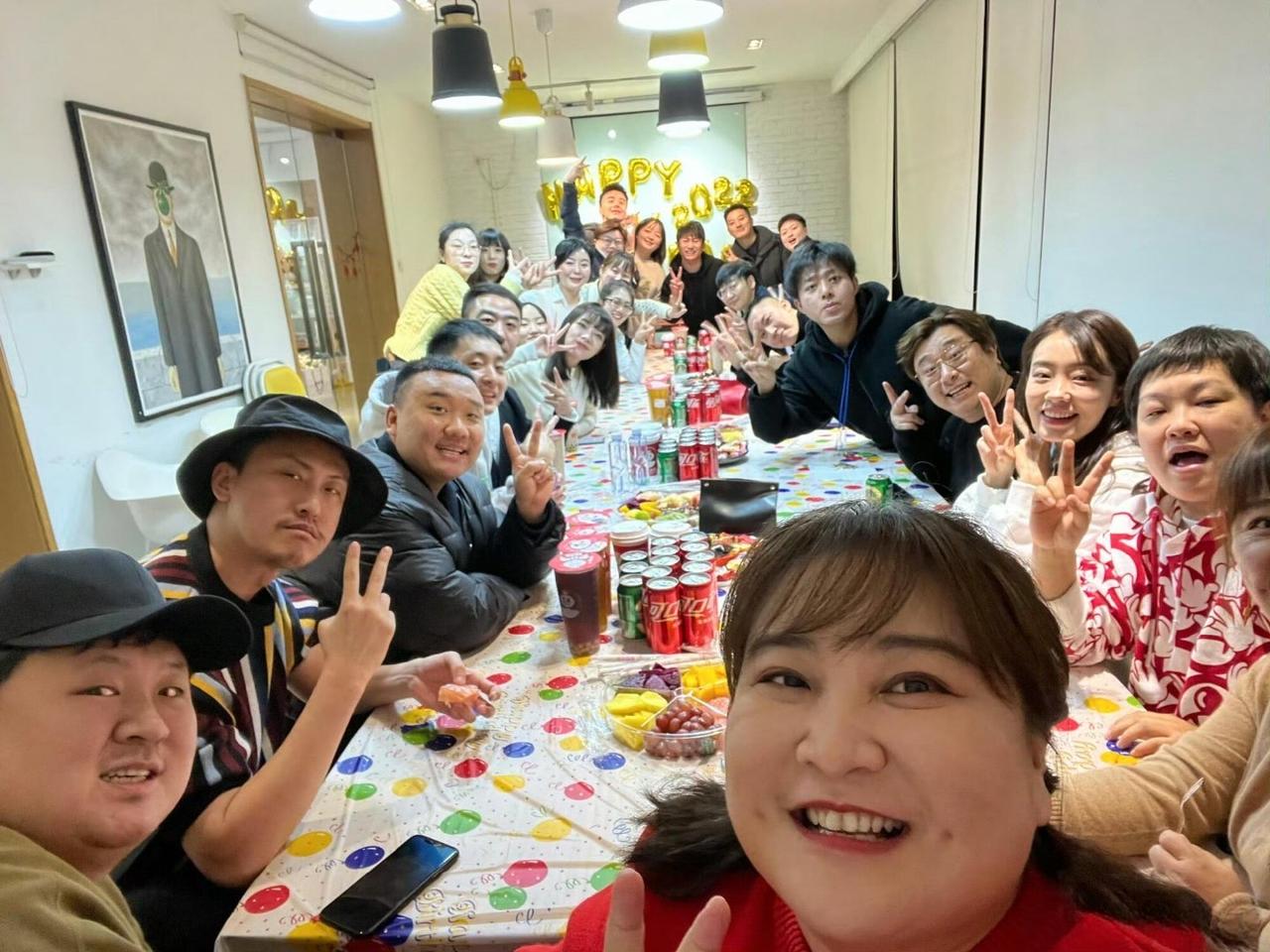 当年，贾玲自拍的聚餐大合照，好温馨的时光啊。那年，贾玲刚转型当导演，首部电影《你
