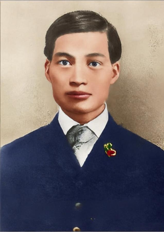 这是一张记录中国航空先驱冯如的肖像照片，照片中，冯如身着深色西装，搭配挺括的白衬