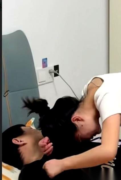 一个三十九岁的男人，刚吃完晚饭，筷子一放，说，累了，想去躺会儿。客厅里，妻子在