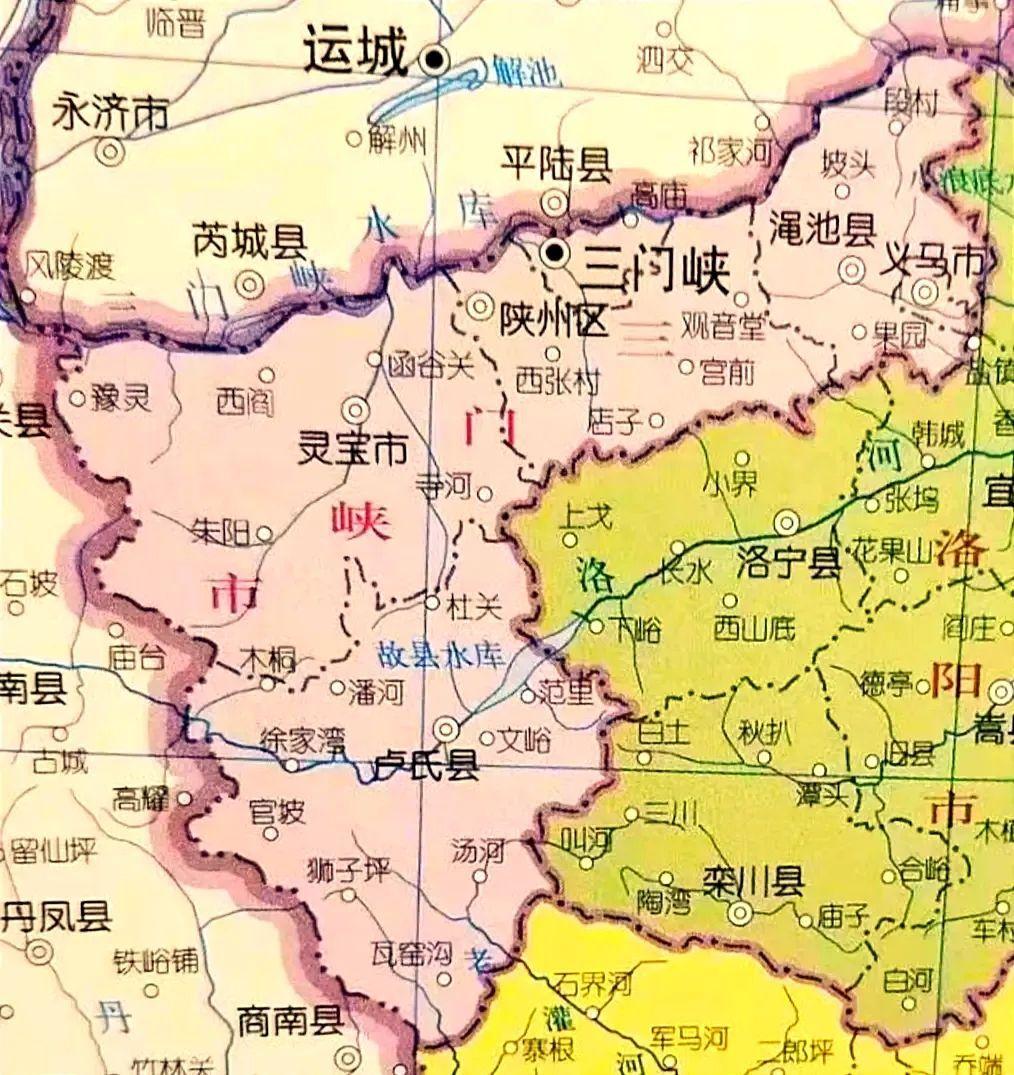 三门峡市位于河南省西部，豫晋陕三省交界处；北临黄河，南依崤山（秦岭东延余脉），东