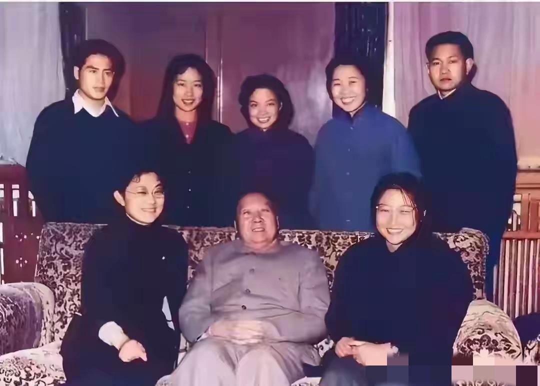 比起万众瞩目，主席最动容的瞬间，从来都是和家人同框的温馨时刻！这世上最治愈的画