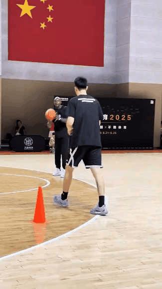 张镇麟训练营演示“懒洋洋”，还不如苏伟！就这态度、这技术展示能教会小孩些什么？