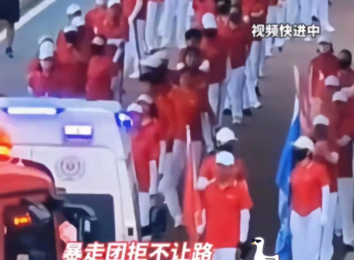 暴走团一“挡”火天下。这是一个很让人头疼的具有组织性质的团体活动，本身是一个有