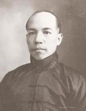 一位过来人说："在精力条件允许下，尽量要在孩子小的时候，多陪陪他。你别觉得孩子小