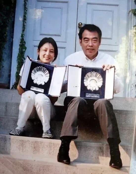 不知道这是不是摄影师抓拍角度的问题，怎么把大美人陈红拍的这么娇小一个，当时她和陈