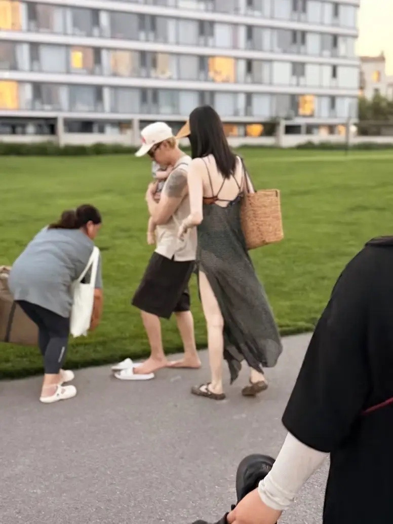 有网友在阿那亚，偶遇陈伟霆抱娃，何穗一身露背长裙！天哪，这冷白皮，都说一白遮三丑