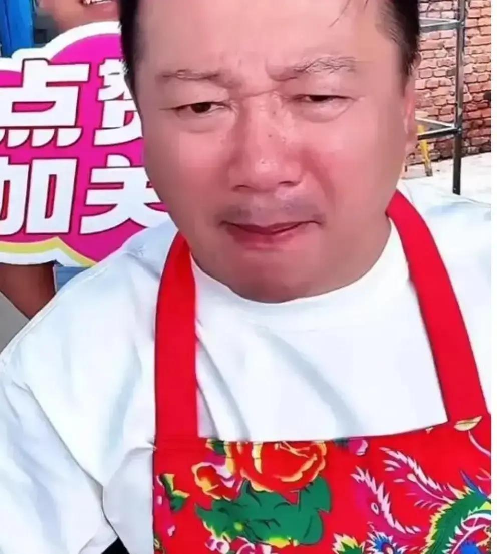 唐鉴军开直播卖货，突然指着屏幕骂“有人打着老乡旗号，卖的东西自己都不敢吃，还敢说