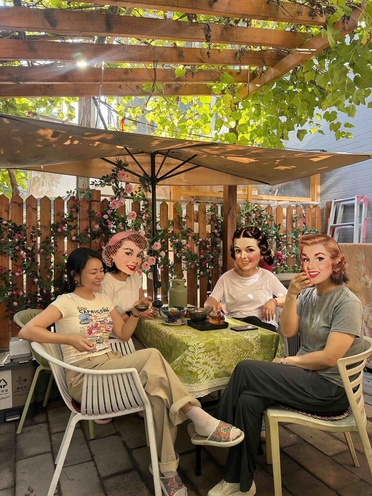 下午和几个以前玩的好的妈妈约院子里下午茶。我们的孩子曾经是小学同学，现在都上了