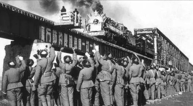 1958年，留在朝鲜境内帮助建设的10万大军突然神秘失踪，美国特务人员寻找了两年