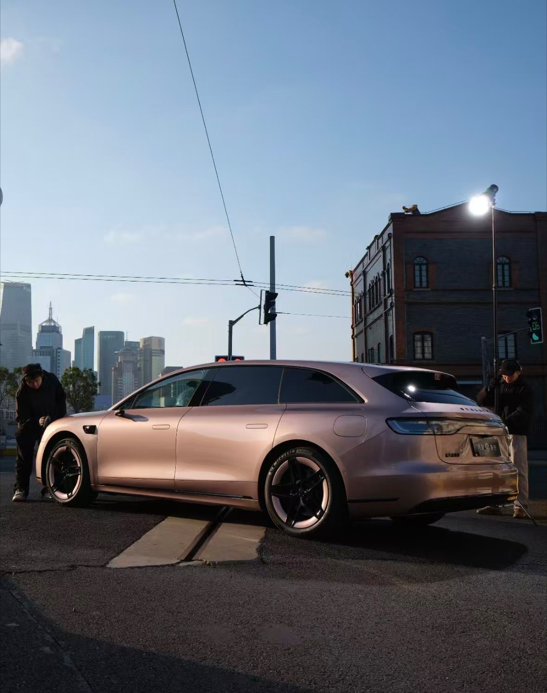 享界S9T粉色实车曝光路透图里的粉色享界S9T完全颠覆了我对旅行车颜值的认知。以