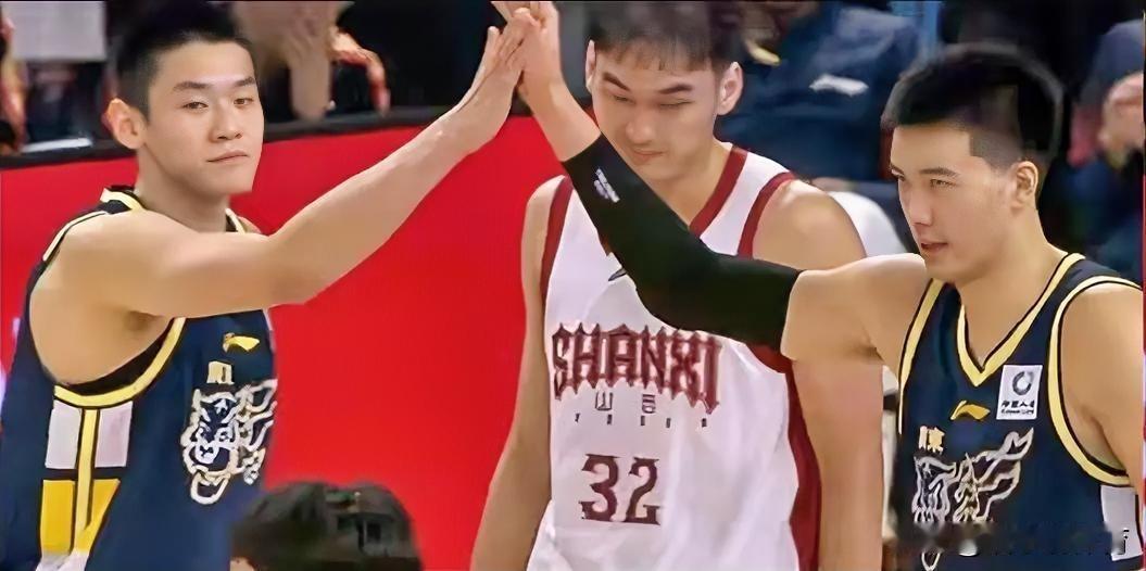 发现了吗？广东队的大手笔引援，国手中锋焦泊乔成为了边缘替补。对阵老东家广州队，杜