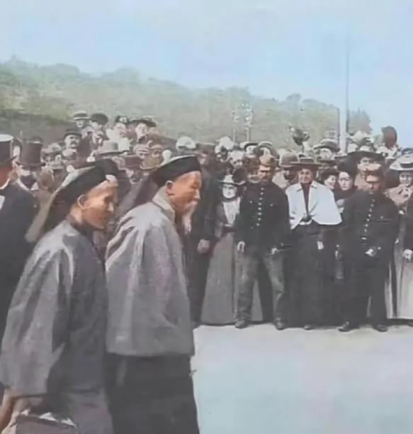 1896年，李鸿章大摇大摆地跑到美国，想要给美国人瞧一瞧他的中国风。他特意穿上了