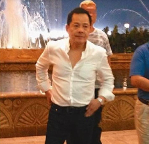 1993年，崩牙驹带人堵住了成龙，并且放话：“别人叫我澳门教父，你却来砸了我的场